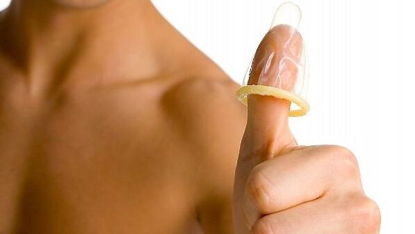 Kondom am Finger und Penisvergrößerung des Teenagers